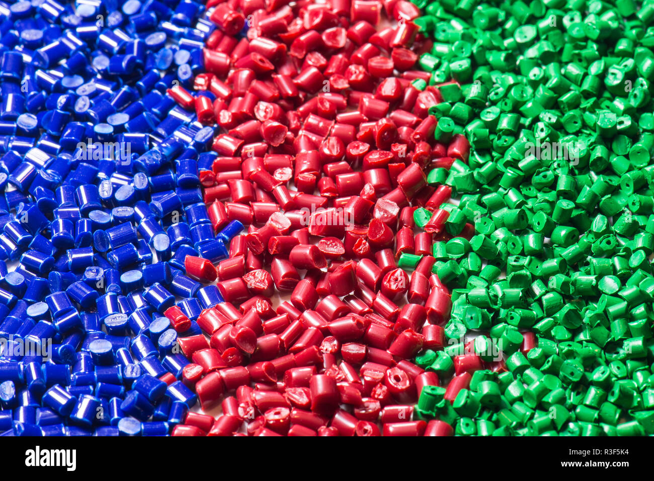 Azul-rojo-verde granulado de plástico Foto de stock