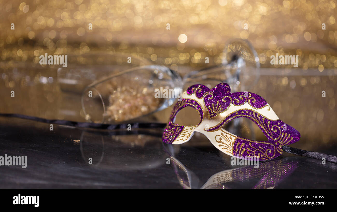 La época de carnaval. Máscara veneciana en golden bokeh de fondo,  reflexiones, espacio de copia Fotografía de stock - Alamy