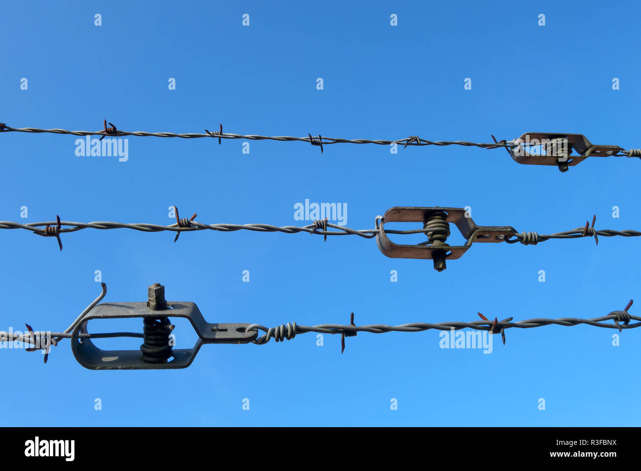 Tensor de alambre de púas Fotografía de stock - Alamy