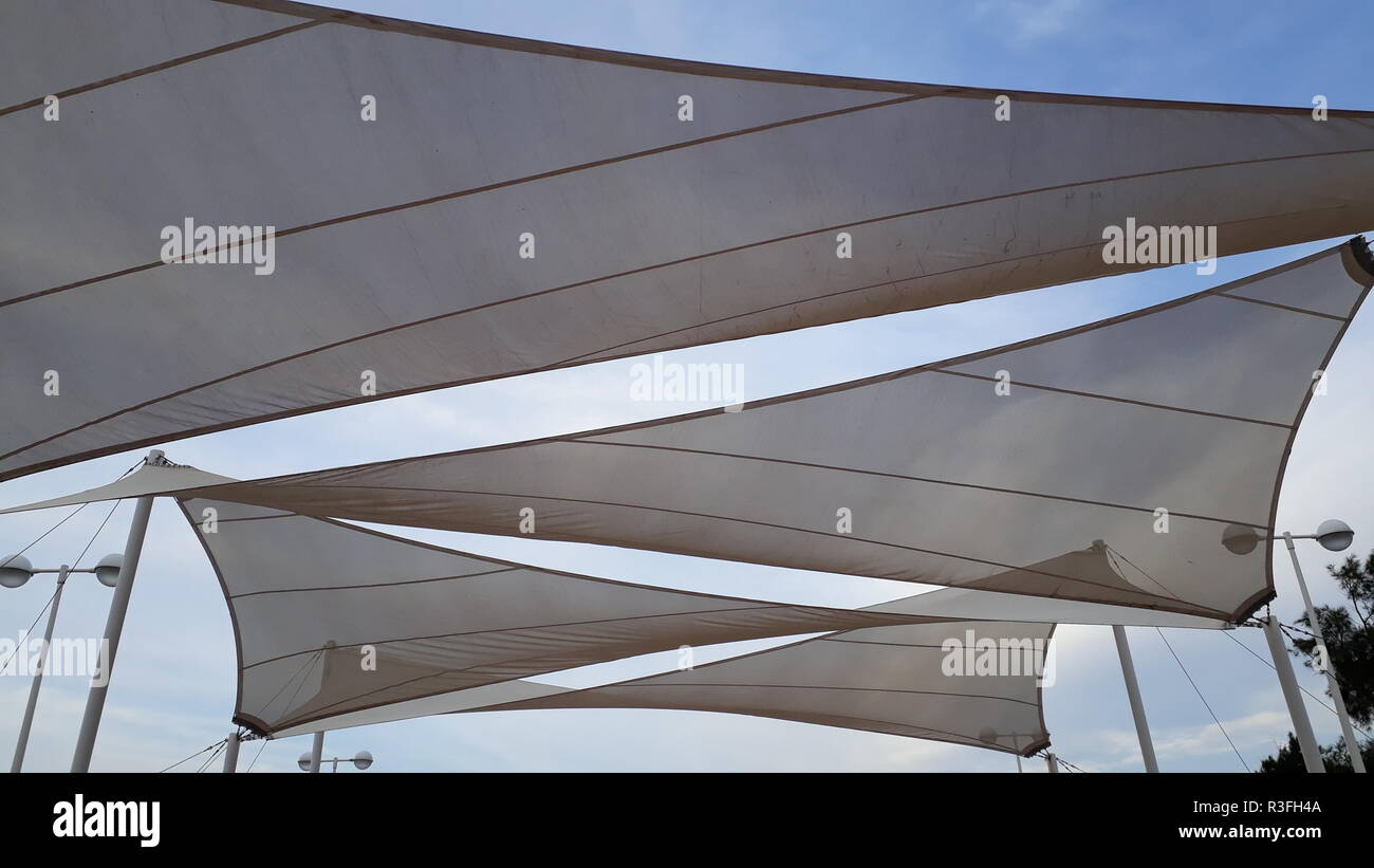 Telas para cubrir el sol y sombras, con formas triangulares Fotografía de  stock - Alamy