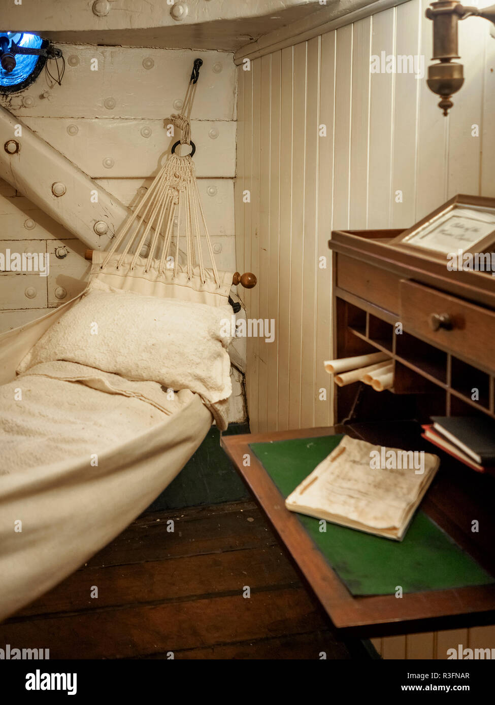 Dormitorio del capitán de buque de guerra más antiguo del mundo todavía a flote - USS Consituttion, es decir, la fragata norteamericana constitución en Boston, EE.UU. Foto de stock