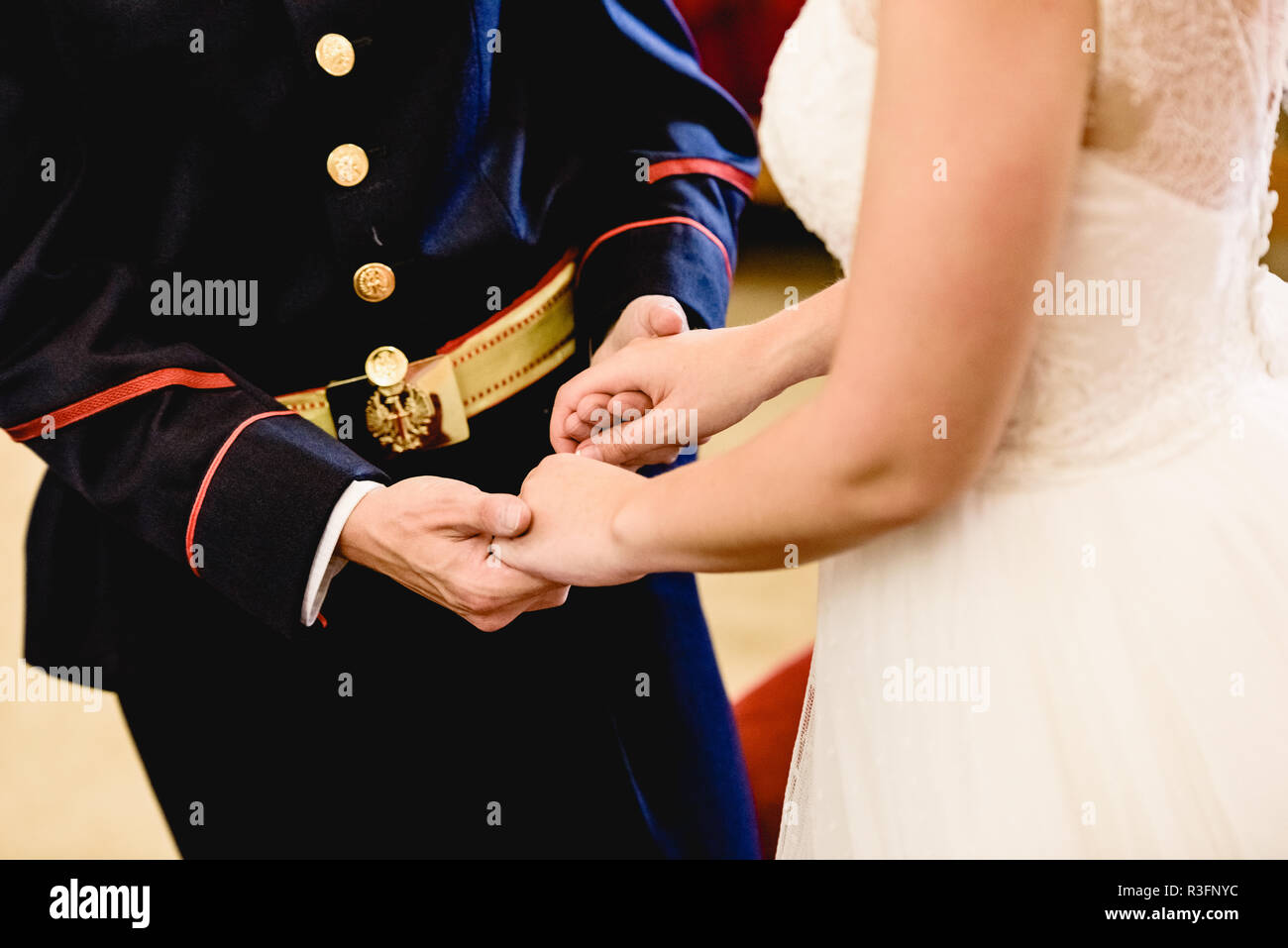 Pareja militar cogidos de la mano fotografías e imágenes de alta resolución - Alamy Pareja militar cogidos de la mano fotografías e imágenes de alta resolución - Alamy