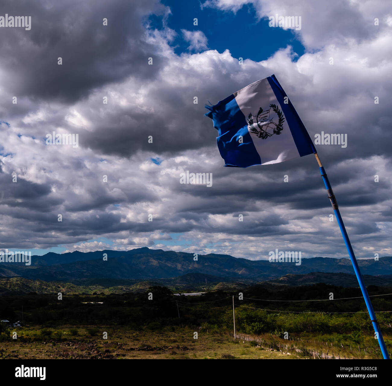 Bandera De Guatemala Y Paisaje Fotografia De Stock Alamy Bandera De Guatemala Y Paisaje Fotografia De Stock Alamy