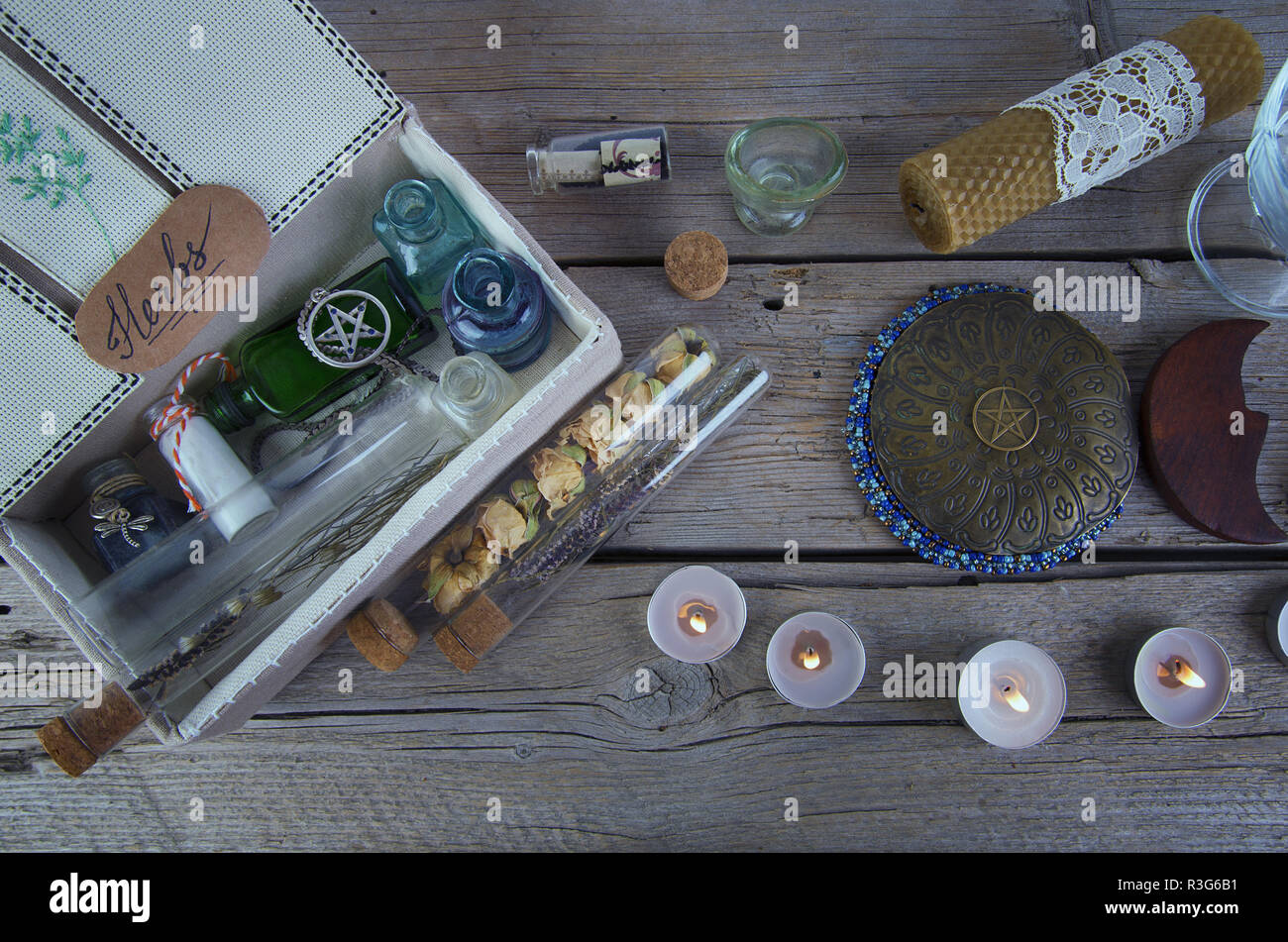 Instrumentos mágicos y los ingredientes en la mesa Fotografía de stock -  Alamy