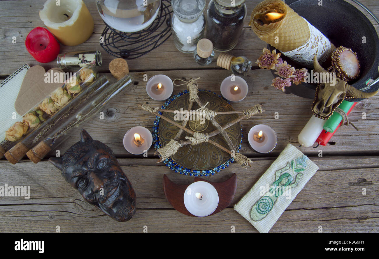 Instrumentos mágicos y los ingredientes para el ritual Wiccan Fotografía de  stock - Alamy