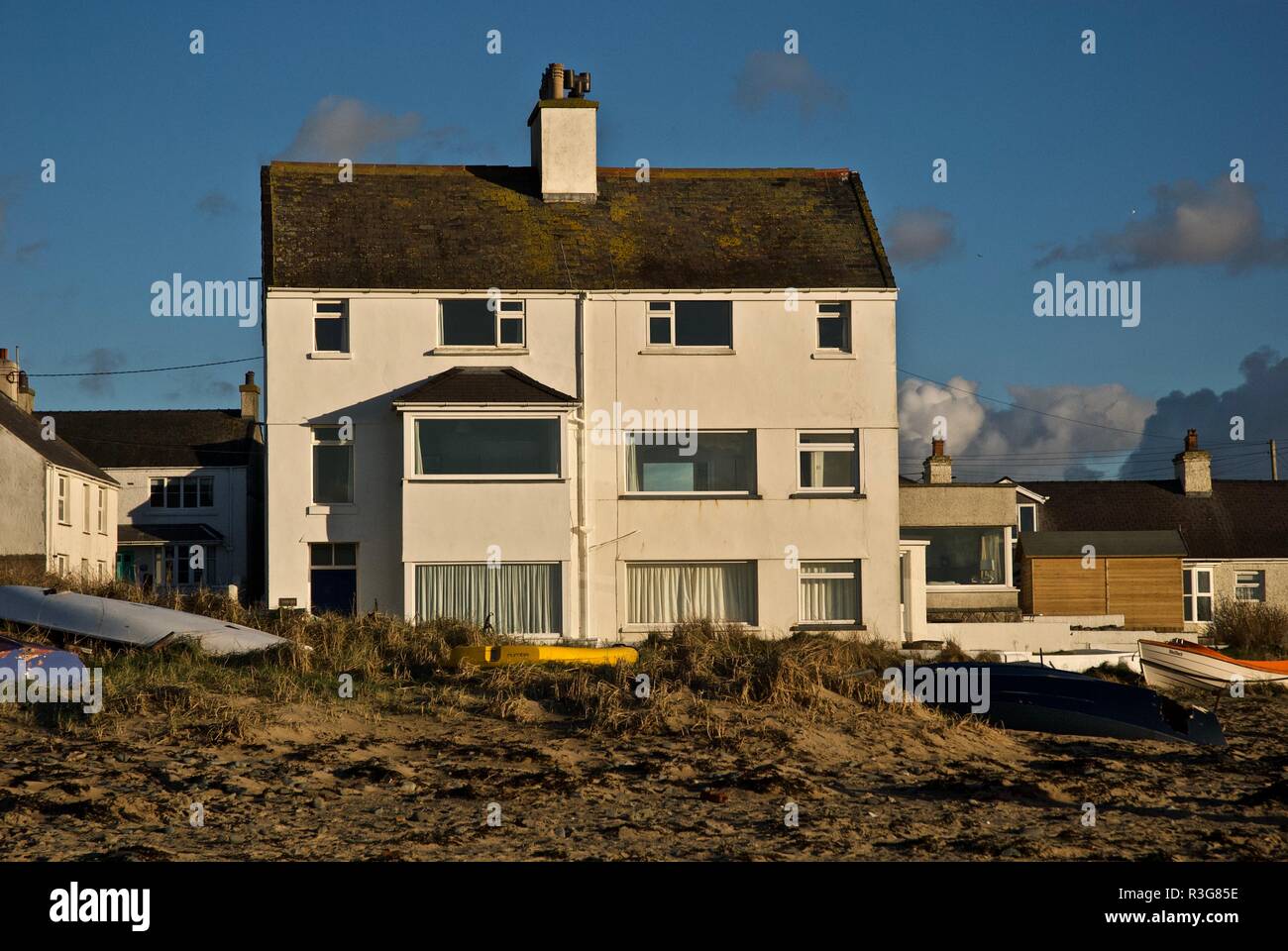 Propiedad frente a la playa, Rhosneigr, Anglesey, Norte de Gales, Reino Unido Foto de stock