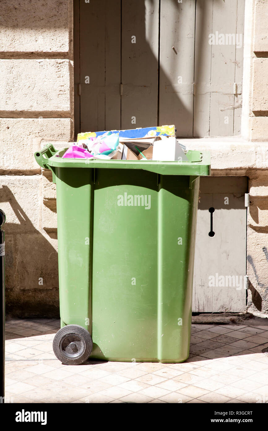 Un peluche caballito verde a rebosar bin en Burdeos Foto de stock