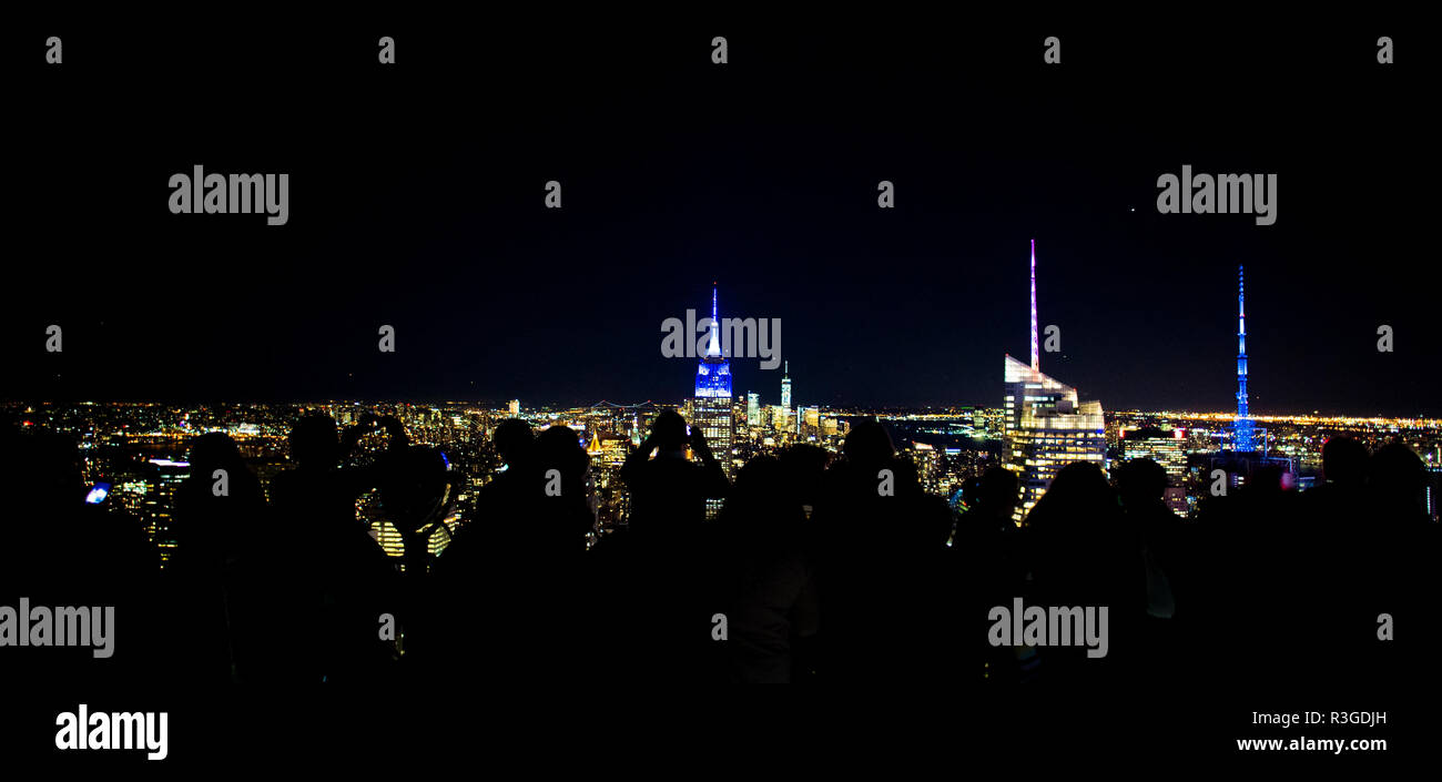 Nueva York - Estados Unidos - 03 de noviembre de 2017. La gente fotografiar el horizonte de Manhattan desde la cima de la roca Observatorio en la noche. Foto de stock