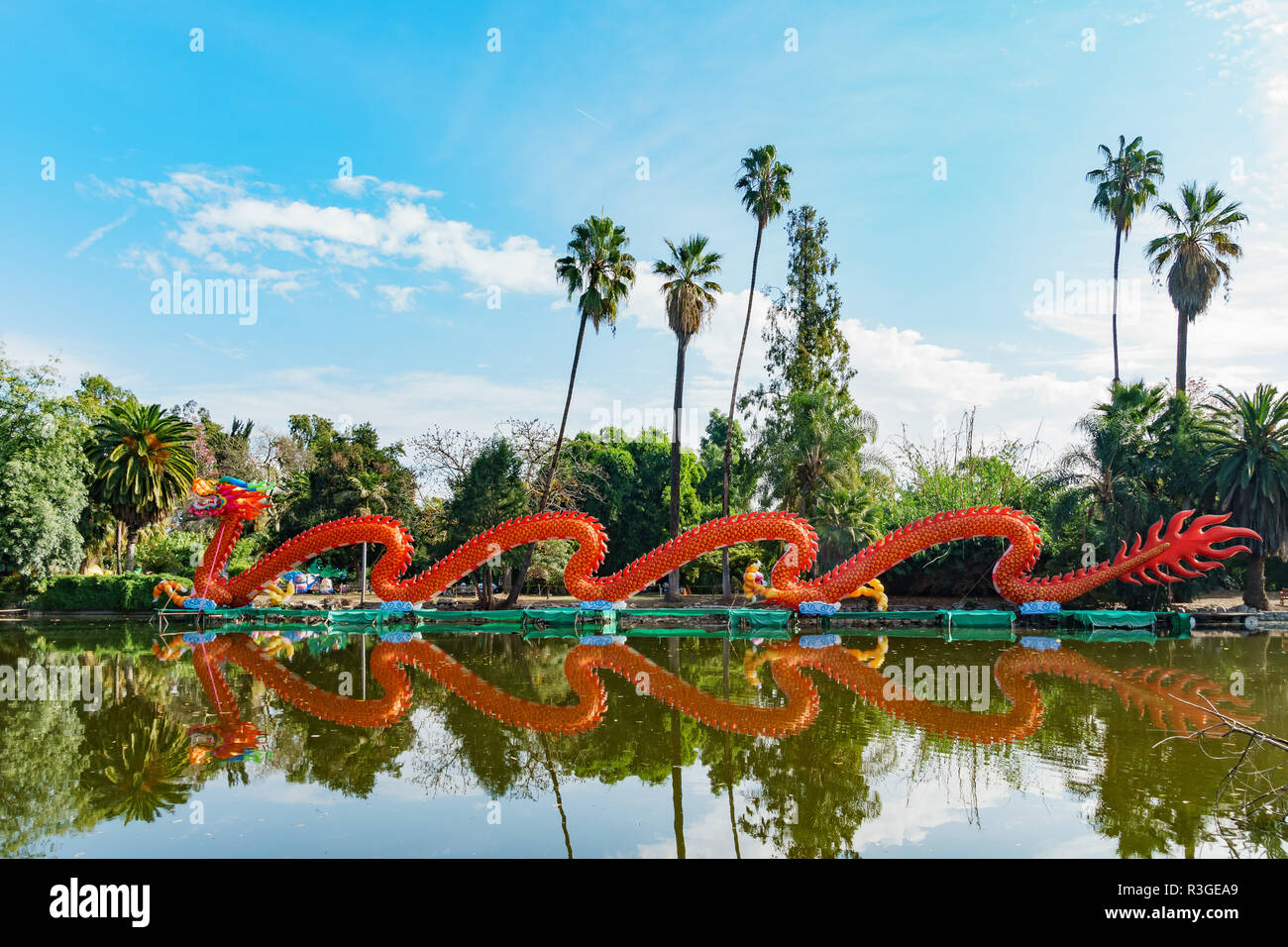 Los Ángeles, 17 de noviembre: Mañana vista de la colorida dragon linterna Moonlight Forest Festival en nov 17, 2018 en Los Angeles Foto de stock