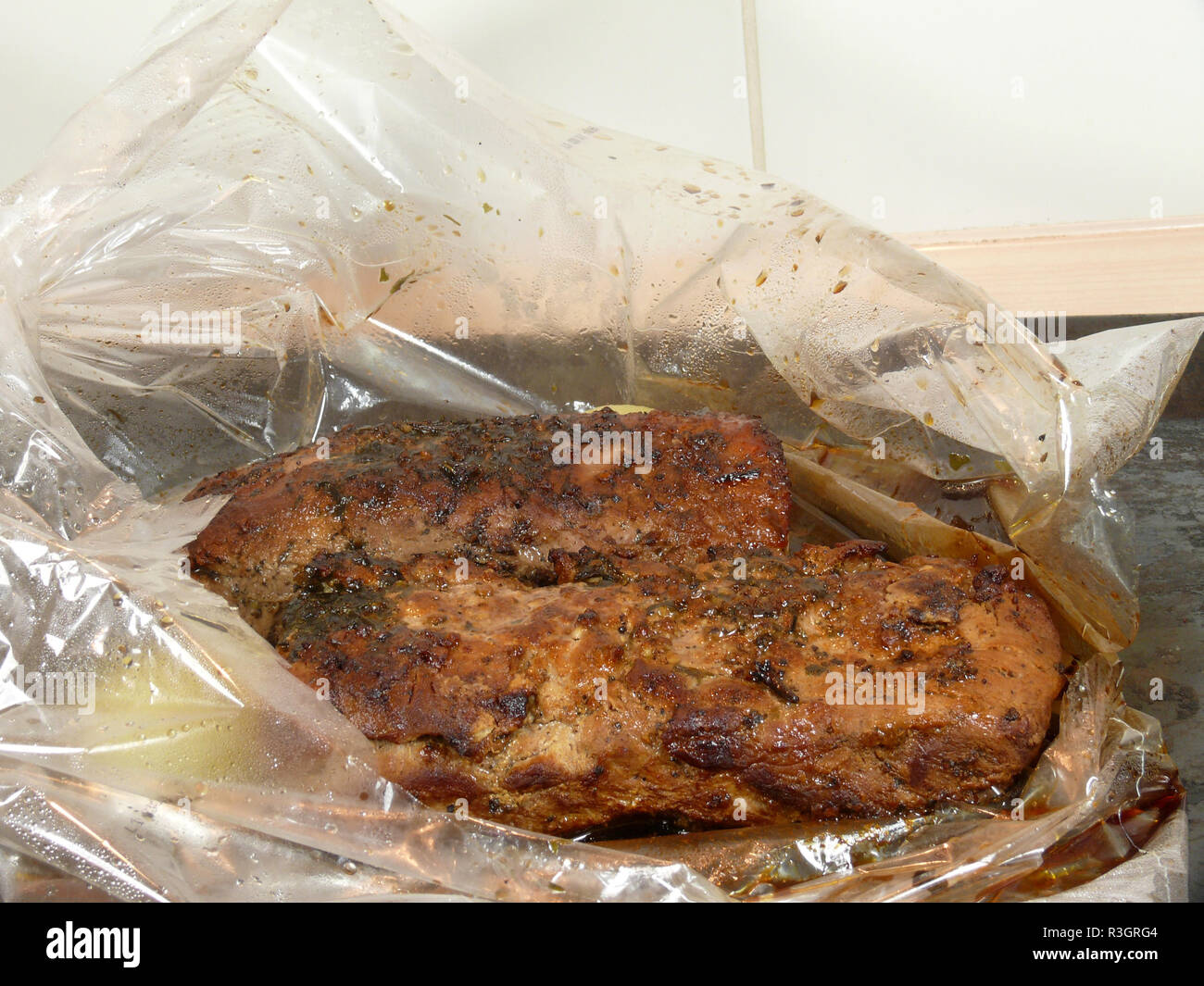 El cerdo asado en bolsa de plástico Fotografía de stock - Alamy