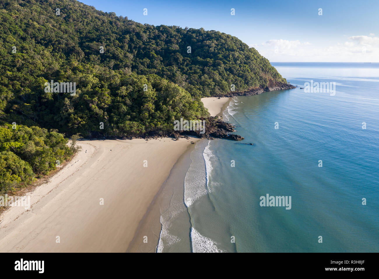 Vista aérea de Noé Daintree playa ubicada en la costa norte de Cairns. La selva tropical se encuentra con el océano en esta sección prístino de la zona costera en la Reina Foto de stock