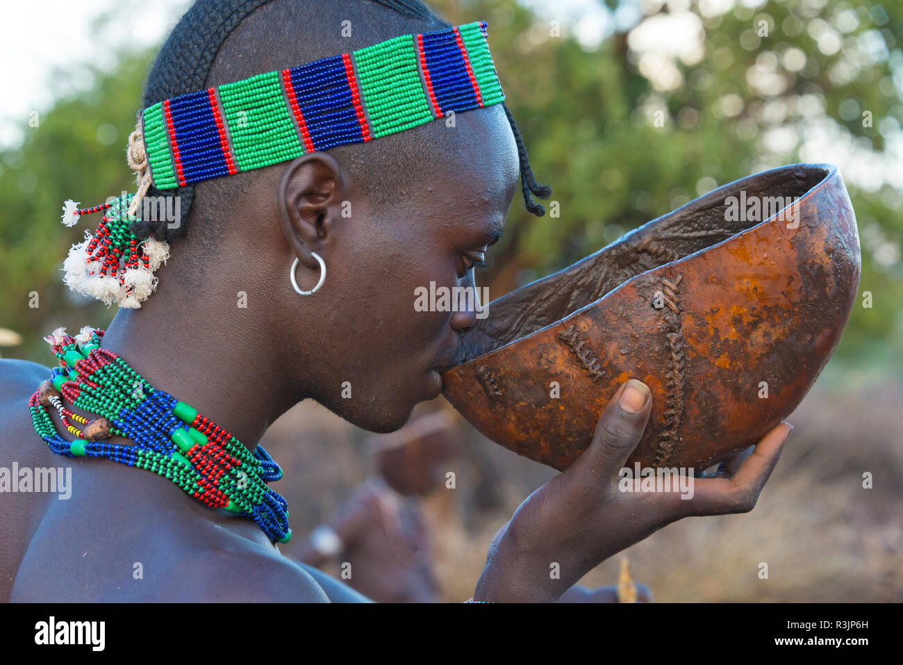 Hamar tribu, ropa tradicional de Hombre bebiendo vino, Hamar Village, South  Omo, Etiopía Fotografía de stock - Alamy