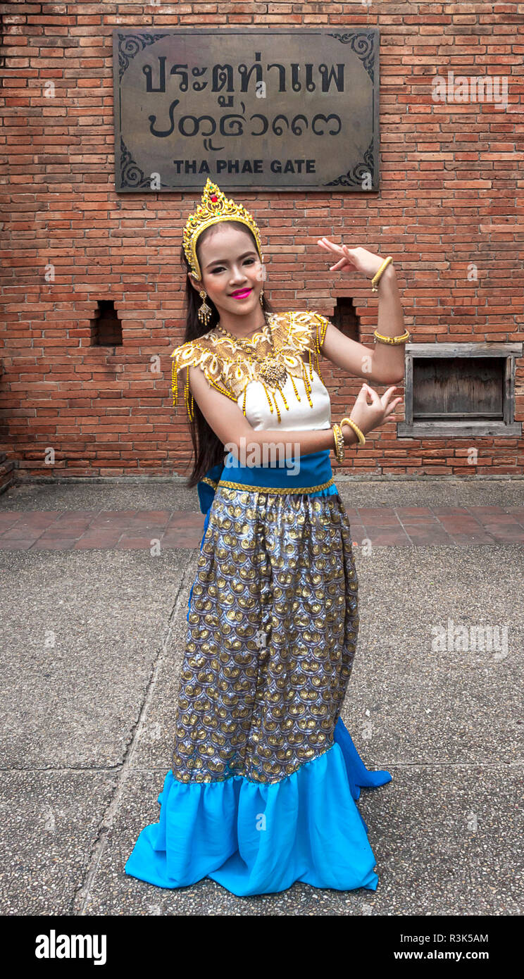 Disfraz bailarina bailando en frente de la antigua muralla de la ciudad con  hermosos vestidos Fotografía de stock - Alamy