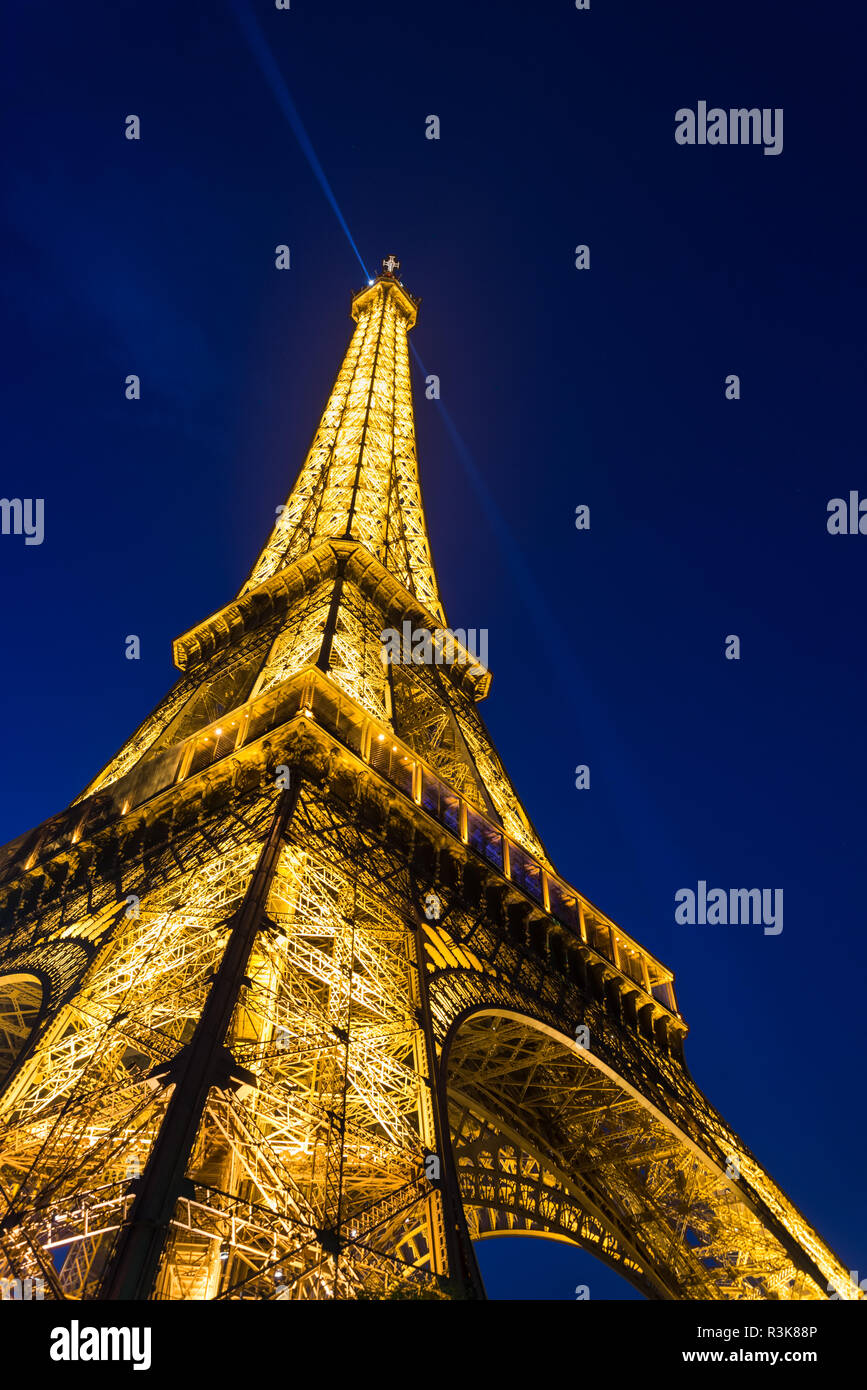 La hermosa Torre Eiffel en París por la noche. Foto de stock