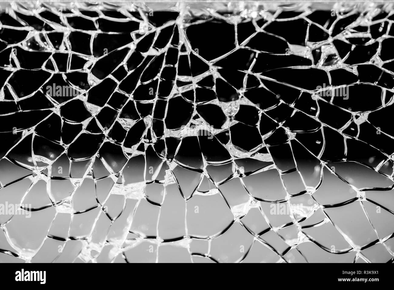 Mesa de vidrio roto Fotografía de stock - Alamy