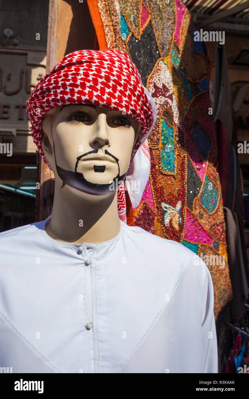 Deira, Dubai, Emiratos Árabes Unidos. Maniqui Con sombrero tradicional árabe  Fotografía de stock - Alamy
