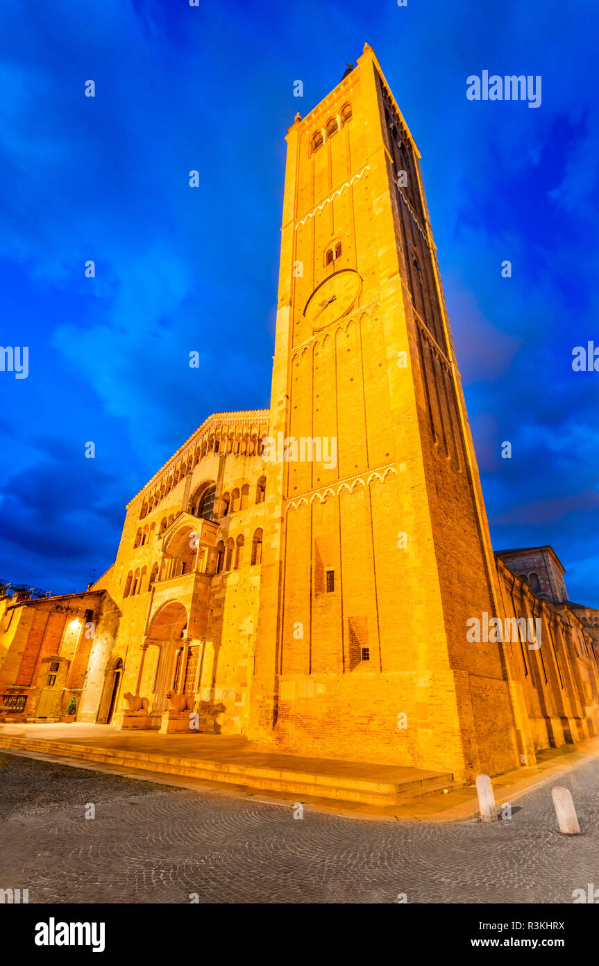 Parma, Italia - Piazza del Duomo con la Catedral y el Baptisterio, construido en 1059. Arquitectura románica en Emilia-Romagna. Foto de stock