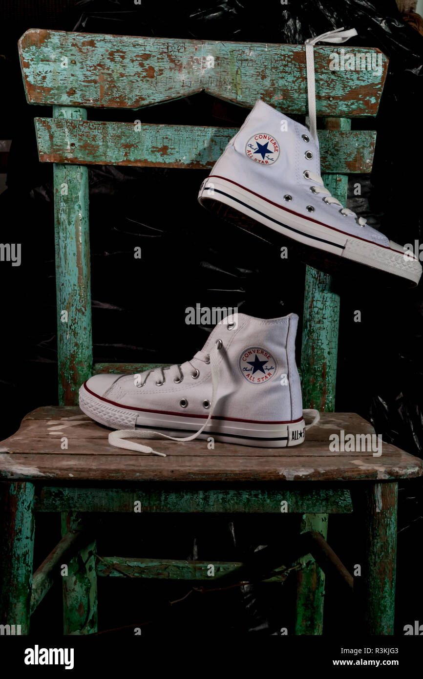 ESKISEHIR, Turquía - Mayo 9, 2010: Blanco Converse zapatillas sobre un  viejo sillón verde antecedentes Fotografía de stock - Alamy