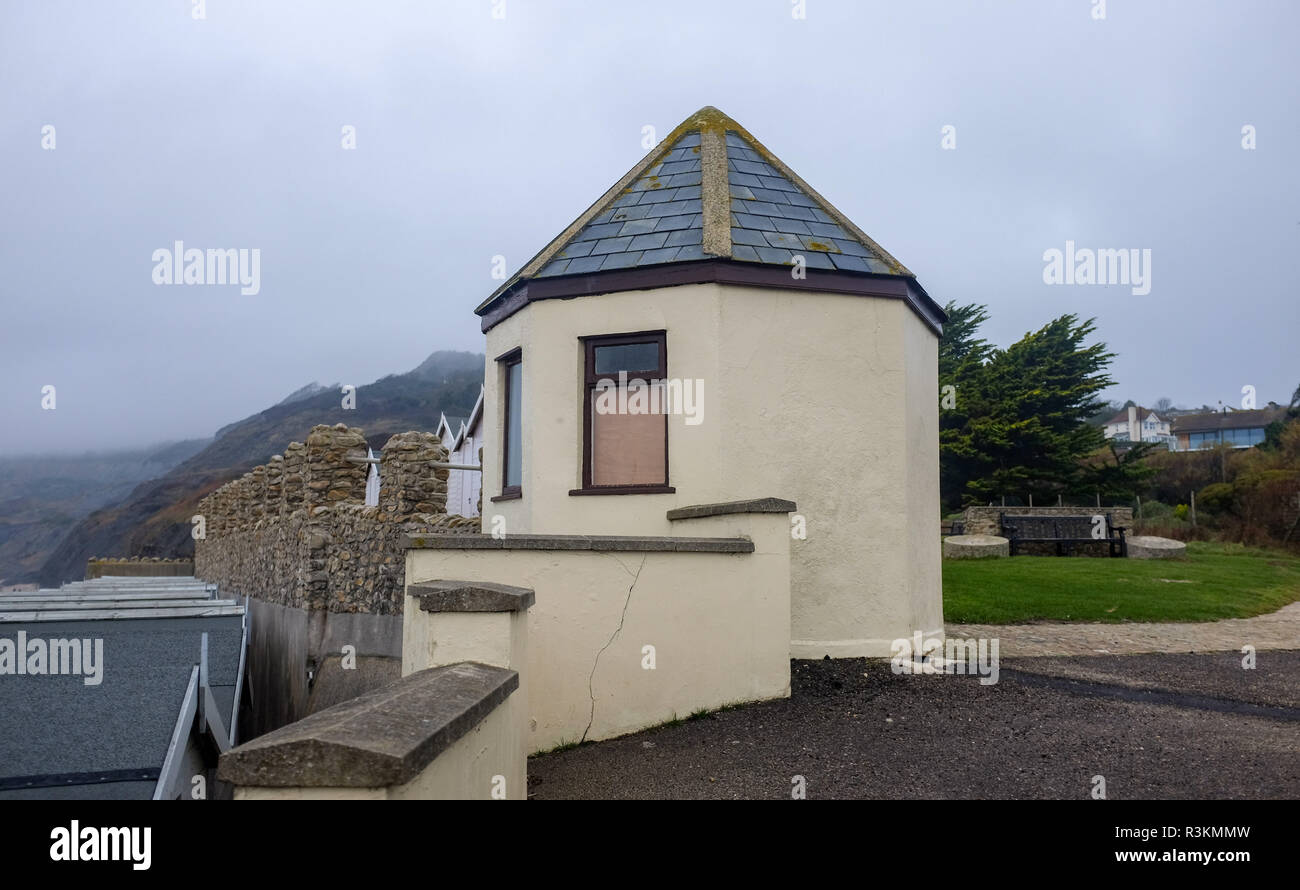 Edificio catalogado de grado 2 mirador con vistas a la costa Jurásica playa entre Charmouth y Lyme Regis en West Dorset construido durante las Guerras Napoleónicas en 1 Foto de stock