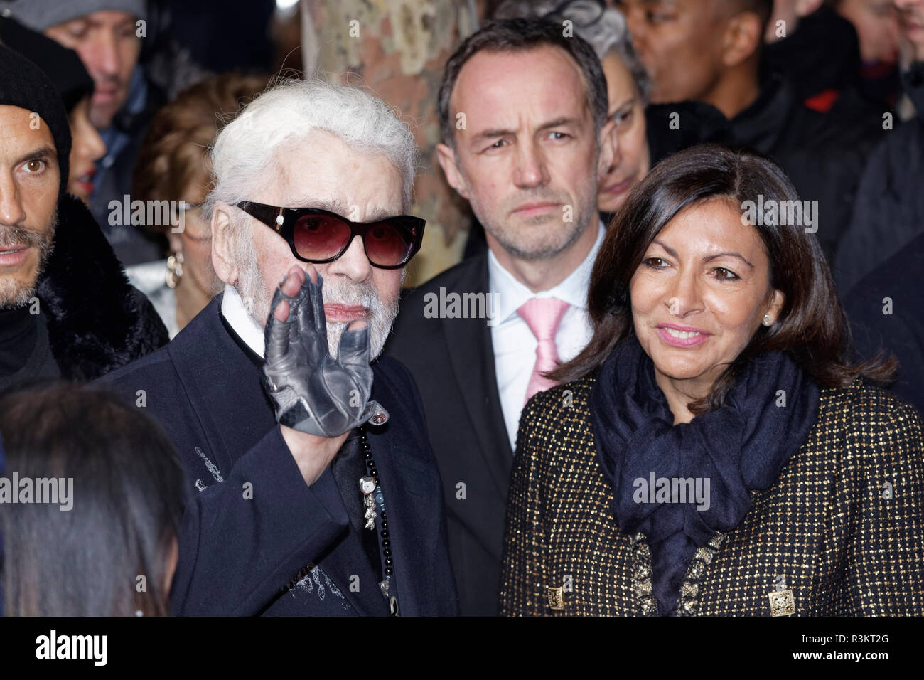 París, Francia. 22 Nov, 2018. El alcalde de París, Anne Hidalgo y Karl  Lagerfeld asistir al encendido de las luces de Navidad en la avenida  Champs-Elysees el 22 de noviembre de 2018,