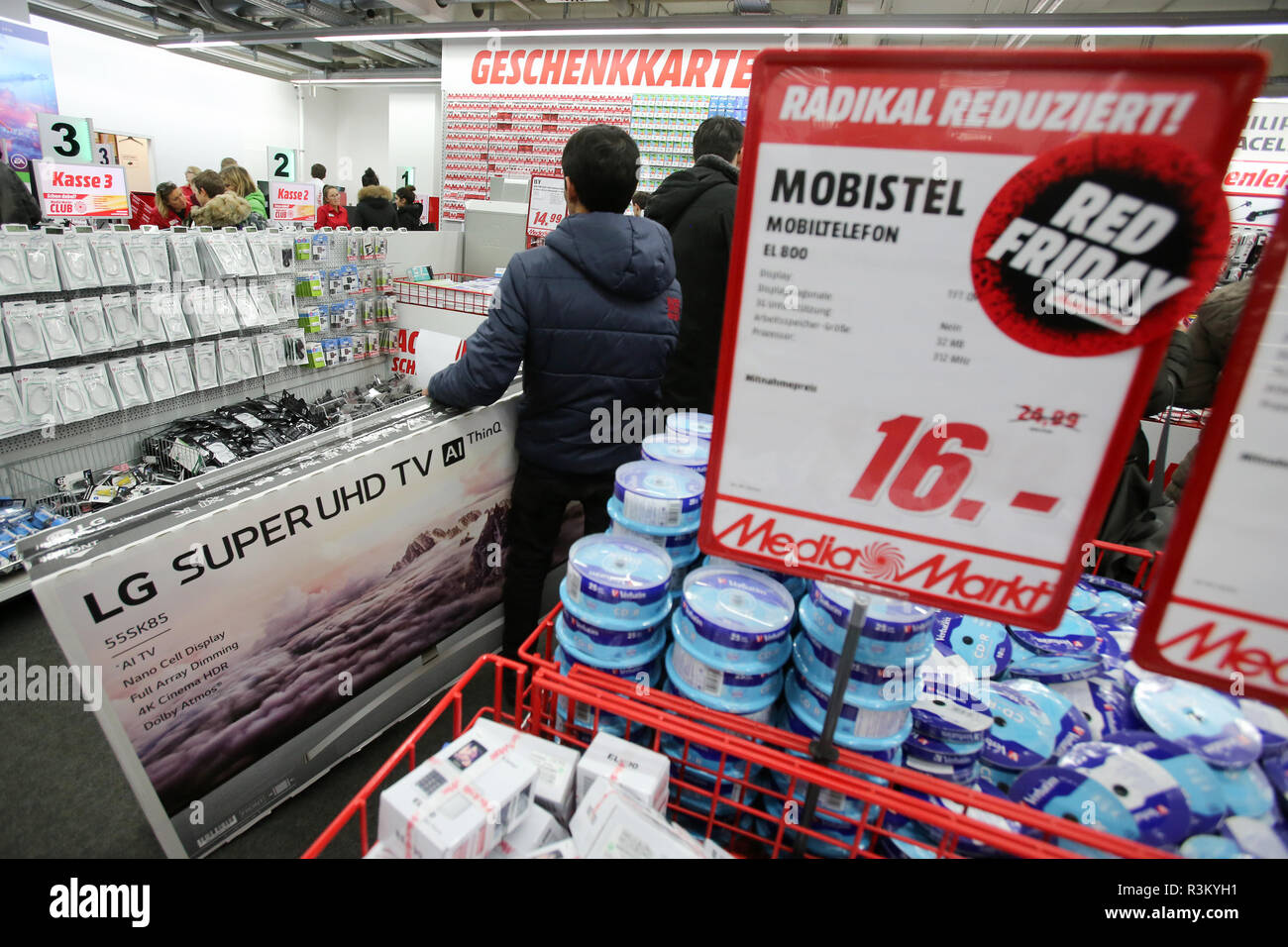 23 de noviembre de 2018, en Hamburgo: el "Viernes Negro" día de descuento  en una tienda, los clientes Media Markt cola en los mostradores de las  cajas. Según las estimaciones de la