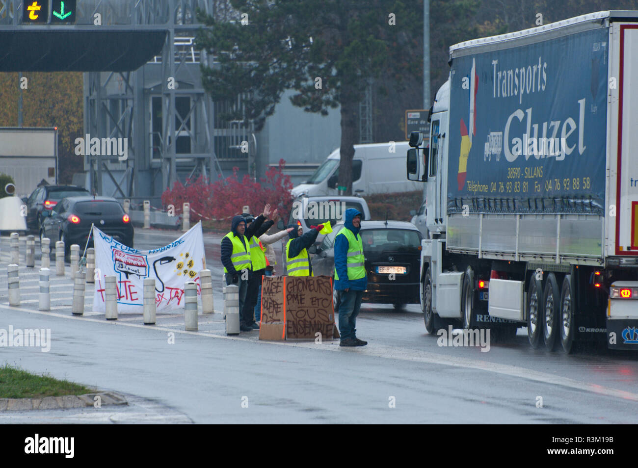 Alby-sur-Chéran, Auvergne-Rhône-Alpes, Francia. 23 de noviembre de 2018.  Los activistas de la 'Gilet Jaune" movimiento de protesta nacional toman  parte en la operación "Peage gratuit' (autopista gratuita) en una salida de  la