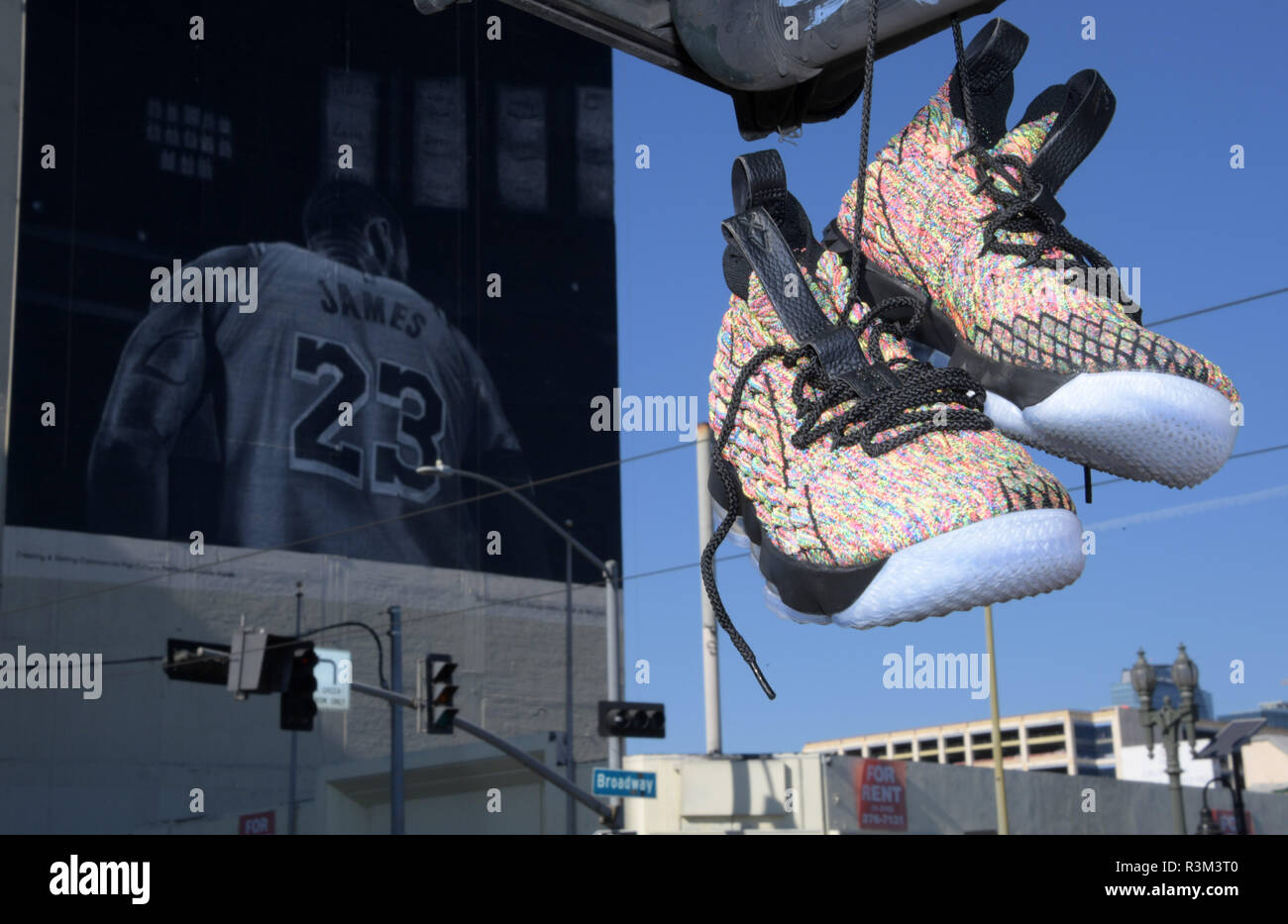 Los Angeles, Estados Unidos. 02Nd Nov, 2018. Un par de zapatillas de  baloncesto Nike LeBron 15 colgarse de la señal de tráfico delante del  anuncio de Nike con Los Angeles Lakers adelante