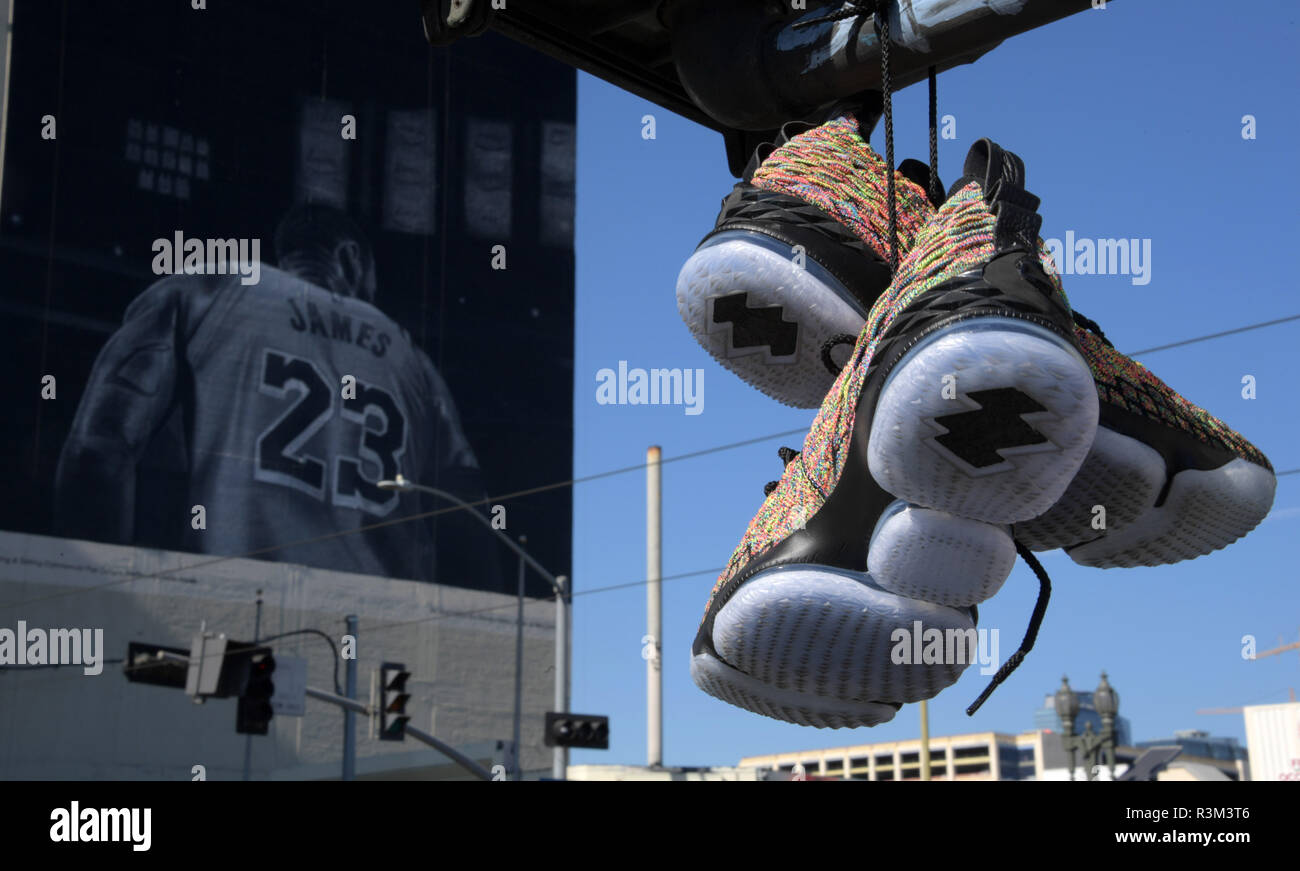 Los Angeles, Estados Unidos. 02Nd Nov, 2018. Un par de zapatillas de  baloncesto Nike LeBron 15 colgarse de la señal de tráfico delante del  anuncio de Nike con Los Angeles Lakers adelante