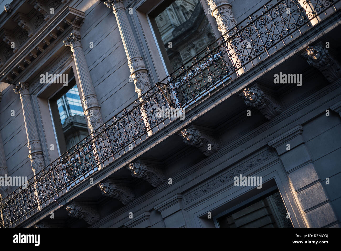 Buenos Aires, Argentina - El 27 de febrero de 2016: Vintage estructura y balcón en San Telmo, ciudad de Buenos Aires. Foto de stock