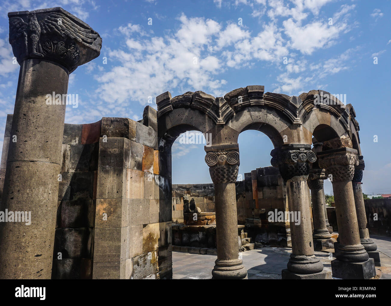 La Catedral de Zvartnots Ruinas y Pilar con vista de águila tallada en la columna Foto de stock