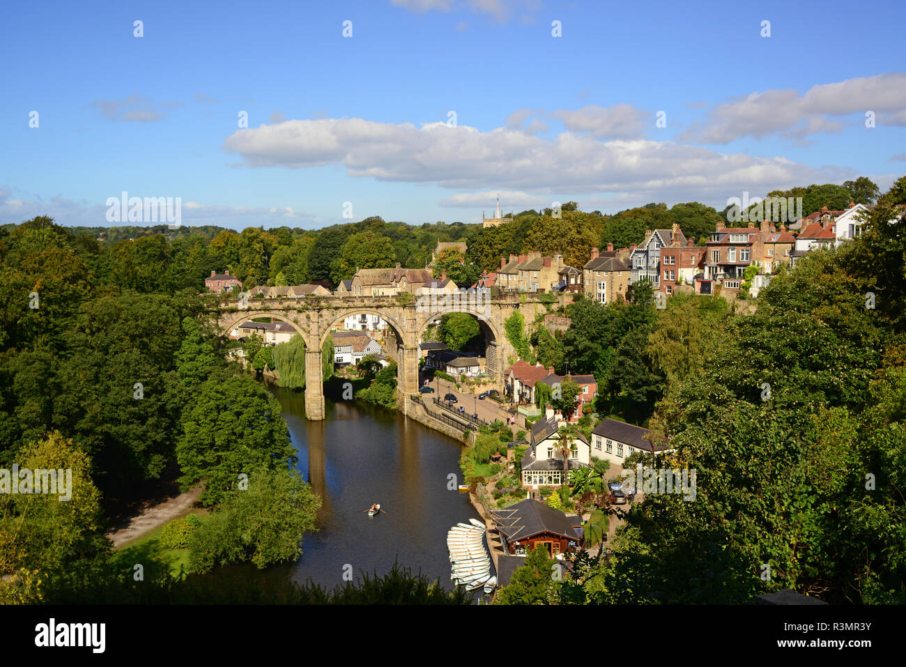 Bote de remos en el río nidd debajo viaducto ferroviario knaresborough Yorkshire, Reino Unido Foto de stock