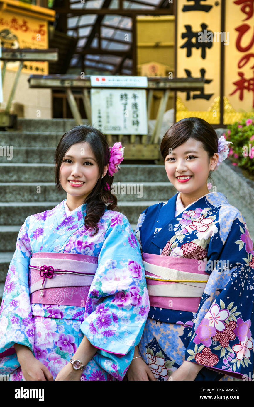 Kyoto, Japón. Dos jóvenes mujeres vestidas en kimonos, suponen cerca del Templo Kiyomizu-dera Foto de stock