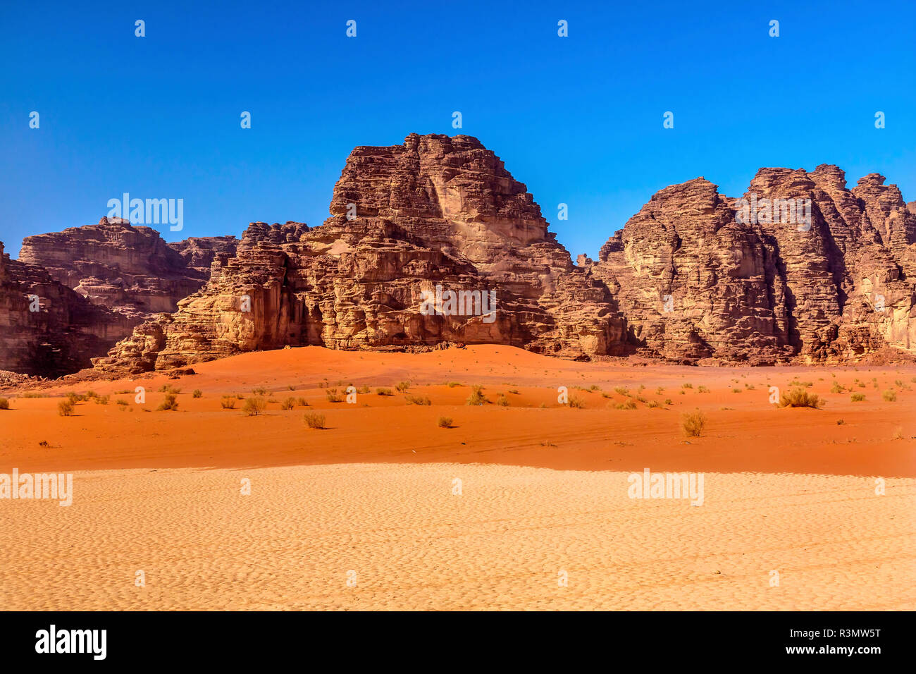 Formación de roca de arena, Wadi Rum, Valle de la Luna, Jordania. Habitada por el hombre desde la prehistoria. Foto de stock