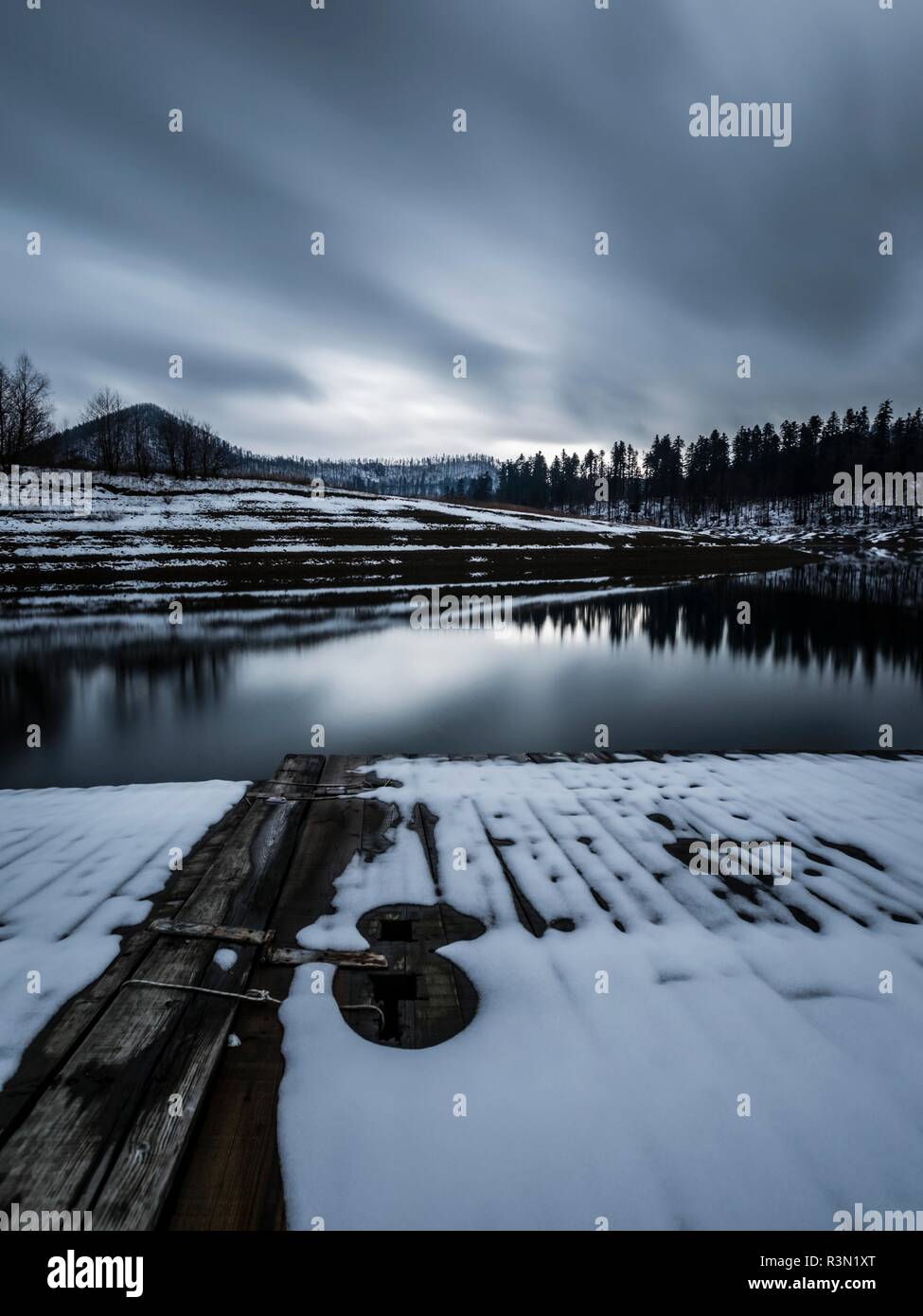 La larga exposición a principios del invierno la nieve en Europa Croacia Lokve destino lacustre Foto de stock