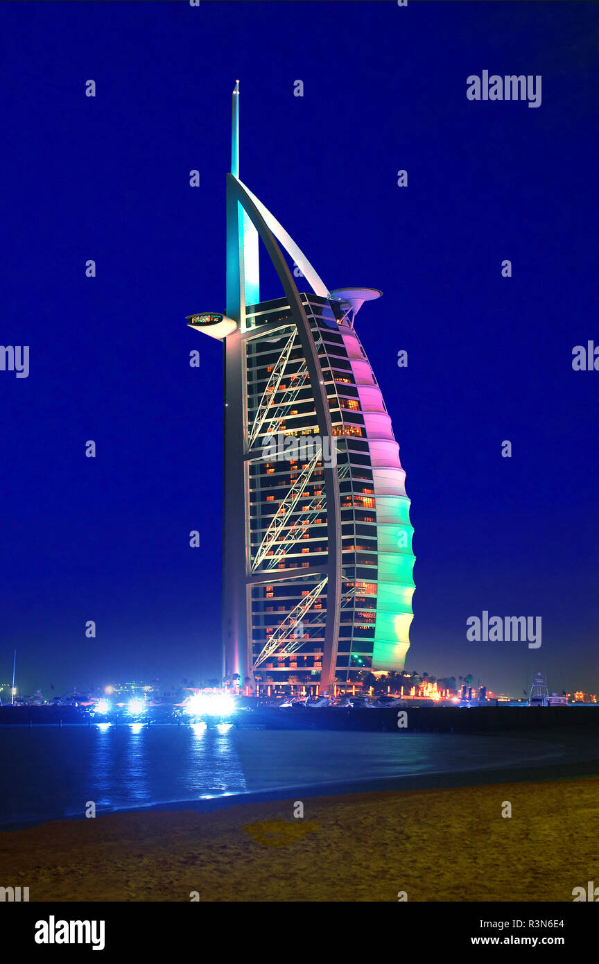 El Burj Al Arab Hotel diseñado para parecerse a un ondeante navegar, Dubai,  Emiratos Árabes Unidos, EAU en la noche Fotografía de stock - Alamy