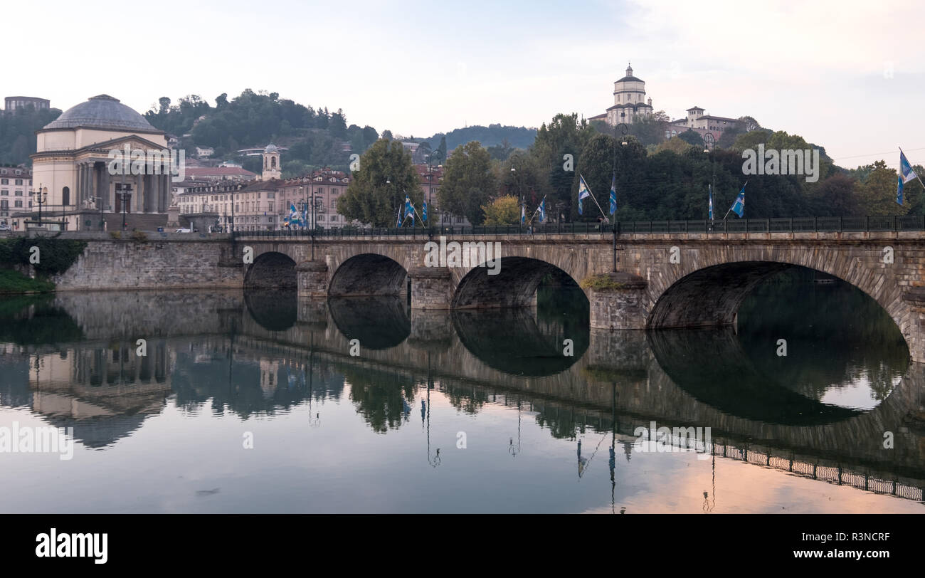Ponte Umberto I, puente sobre el río Po, en el centro de Turín, Italia. La Iglesia de la Gran Madre, Chiesa Gran Madre di Dio, puede verse opuesto. Foto de stock