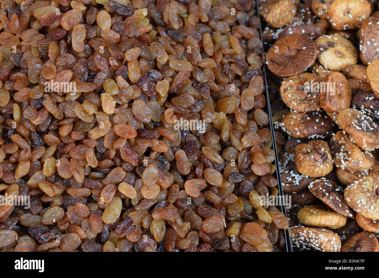 Las pasas y los higos con sésamo fondo de frutos secos. Foto de stock
