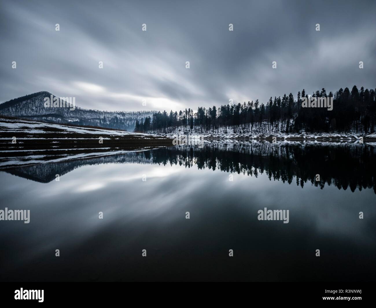 La larga exposición a principios del invierno la nieve en Europa Croacia Lokve destino lacustre Foto de stock