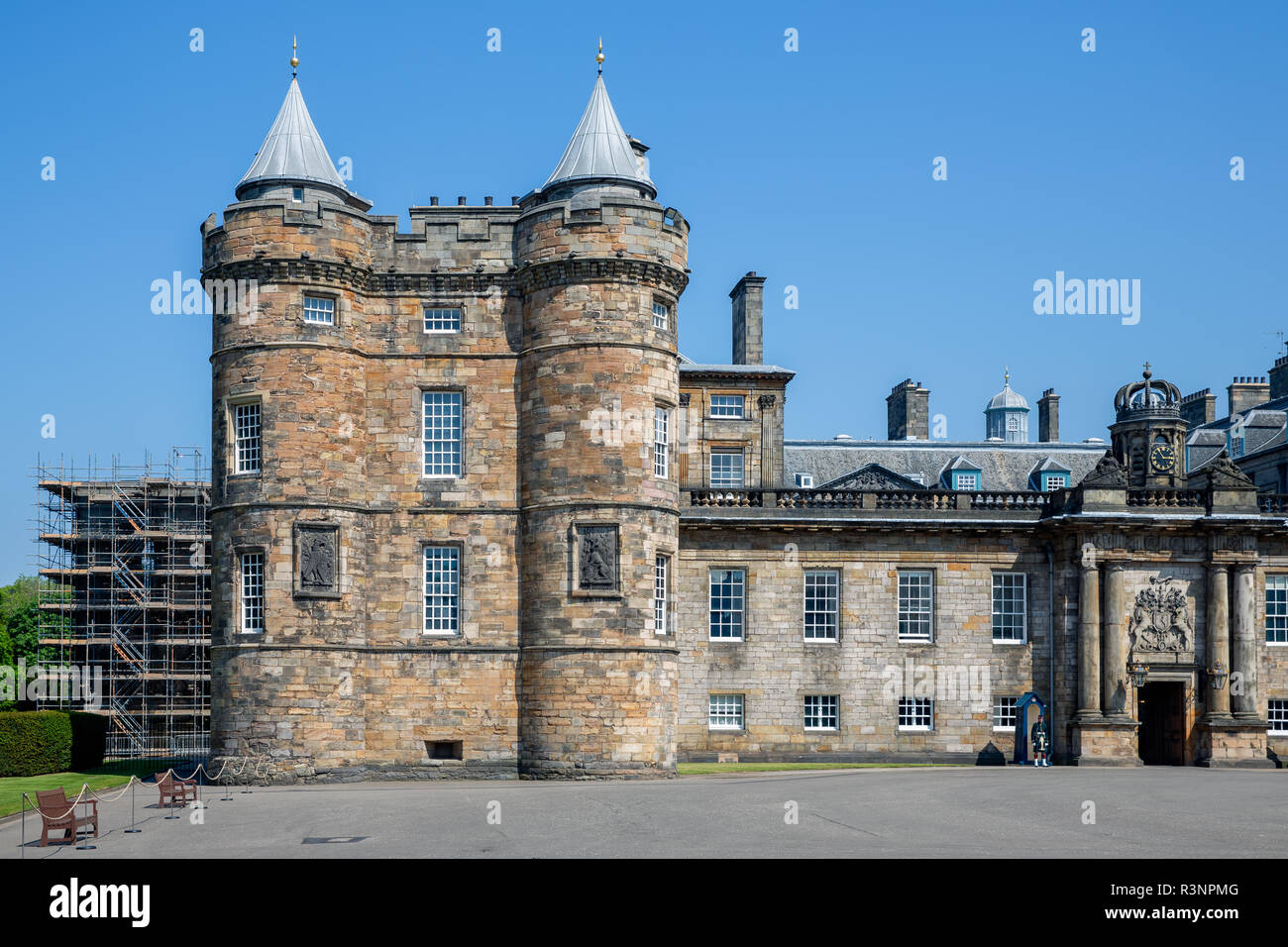 El Palacio de Holyrood House en Edimburgo, residencia oficial de la monarquía en Escocia Foto de stock