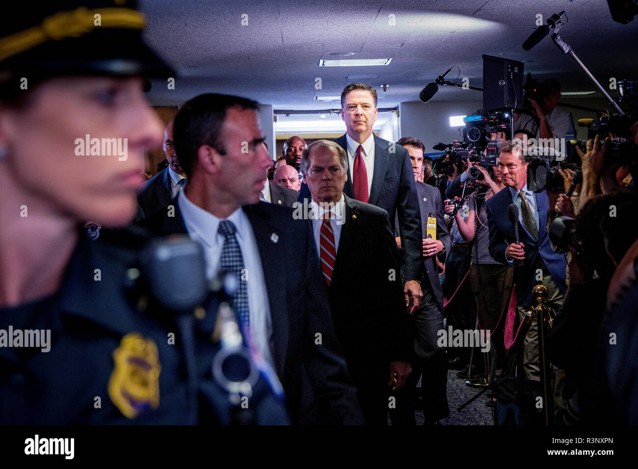 El ex director del FBI, James Comey testifica delante del Comité de Inteligencia del Senado de EE.UU. como parte de la investigación Comités qué participación Ruissia tenía en la elección de Donald Trump como el Presidente de los Estados Unidos. Foto de stock