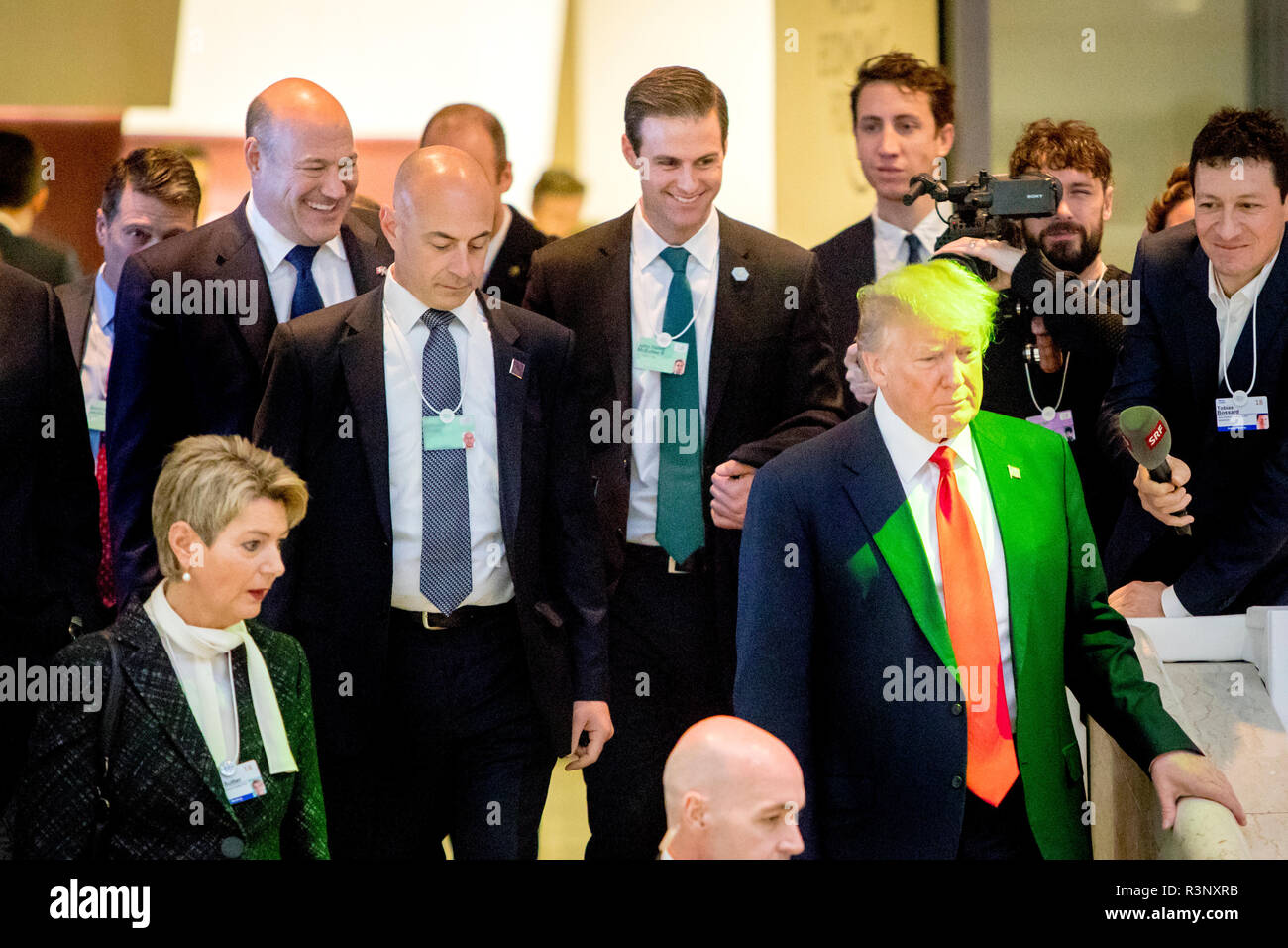 El ex asesor económico de Donald Trump, Gary Cohn (izquierda) y el ex asistente personal de la Casa Blanca, John McEntee (centro), siguen detrás del presidente estadounidense Donald Trump bajando las escaleras en el Foro Económico Mundial (FEM en Davos en enero de 2018, mientras ambos todavía tenían empleos en la administración Trump). Foto de stock