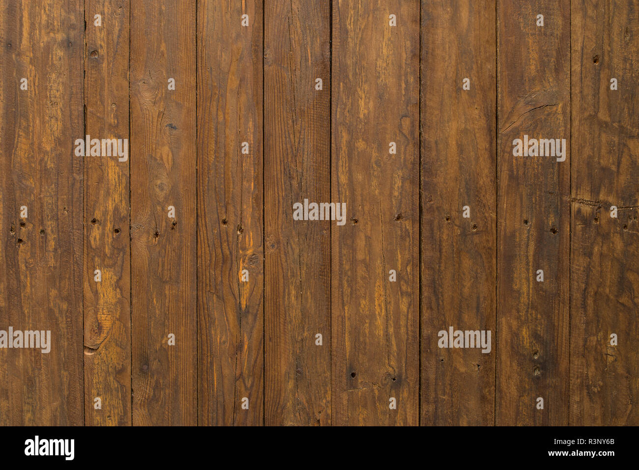 Láminas de madera finas verticales en la pared en el interior moderno.  Color marrón natural Fotografía de stock - Alamy