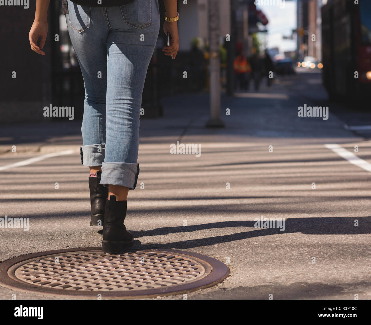 Mujer y caminando en la ciudad en un día soleado Foto de stock