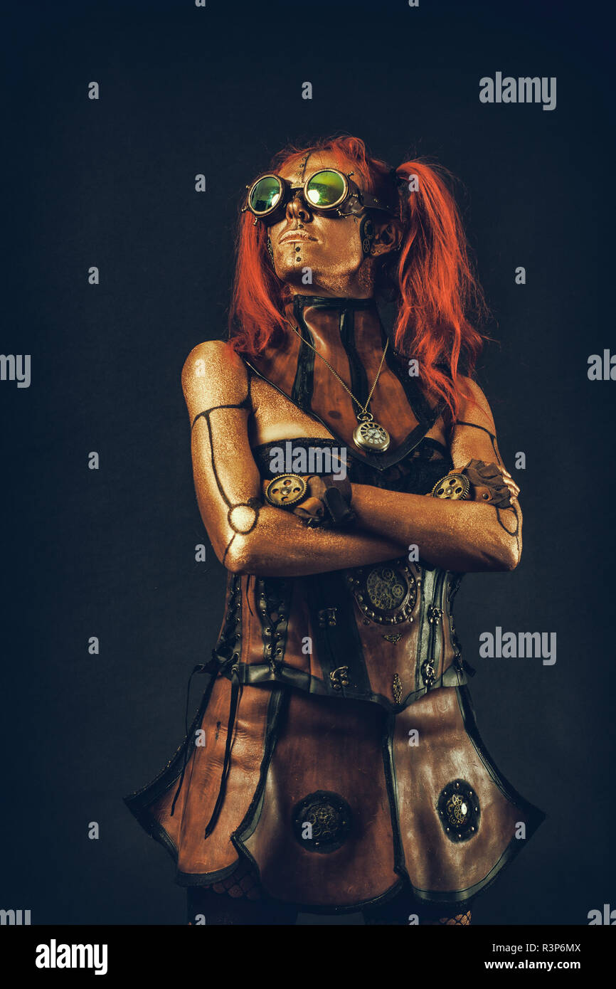 Mujer robot steampunk, cabello rojo Fotografía de stock - Alamy