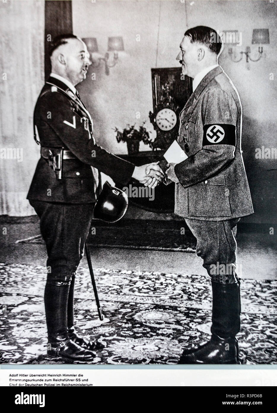 Berlín, Alemania. Una foto de Adolf Hitler temblor de la mano con Heinrich Himmler, jefe de las SS y la Gestapo de Hitler de la oficina. (Uso Editorial solamente) Foto de stock