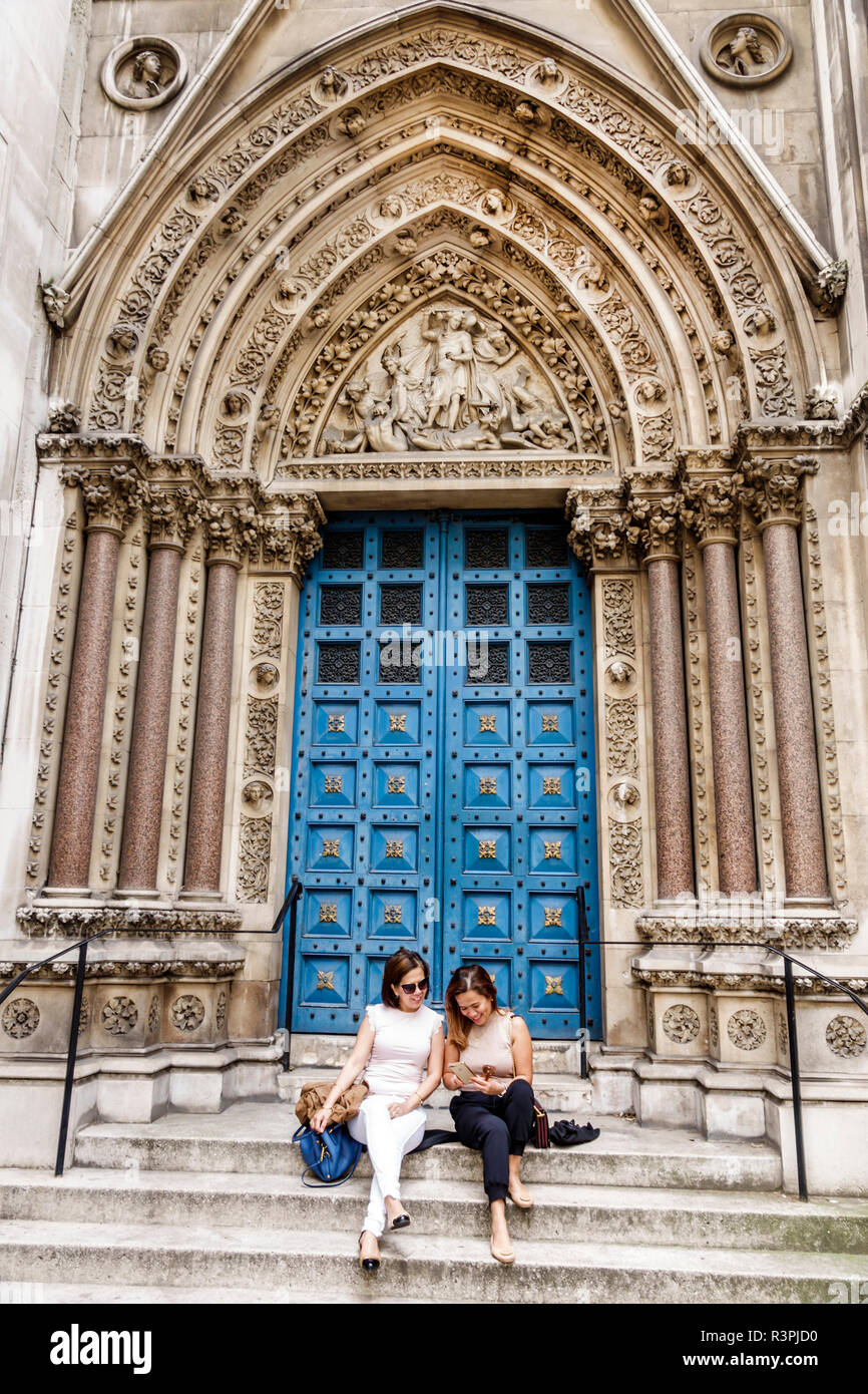 Ciudad de Londres Inglaterra, Reino Unido St. Michael Cornhill, iglesia parroquial, cristiano, religión, exterior, entrada frontal, puerta azul ornamentada, tallas de alta relieves Foto de stock