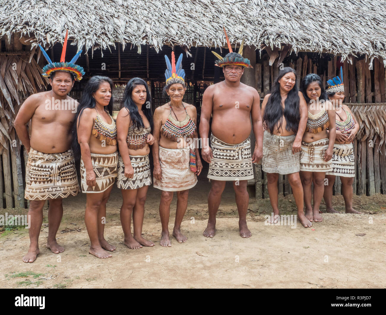 Iquitos, Perú 26 Sep, 2018 Indio de tribu Bora en su atuendo local