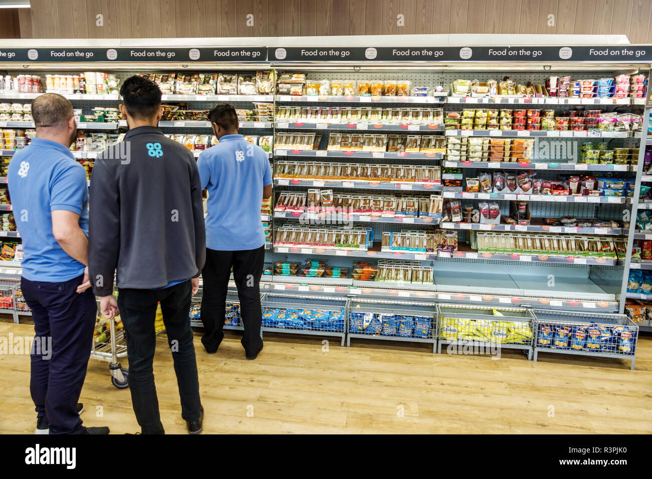 Ciudad de Londres Inglaterra, Reino Unido Reino Unido, Gran Bretaña británica, St. Paul's Co-op, comestibles, tienda de conveniencia, entrada, asiáticos asiáticos inmigrantes étnicos imm Foto de stock