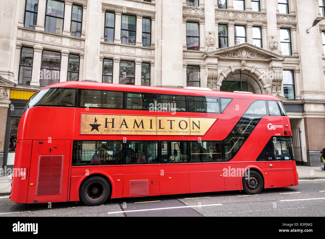 Ciudad de Londres Inglaterra, Reino Unido Reino Unido, Gran Bretaña  británico, transporte público, autobús rojo de dos pisos, anuncio  publicidad anuncio publicitario Fotografía de stock - Alamy