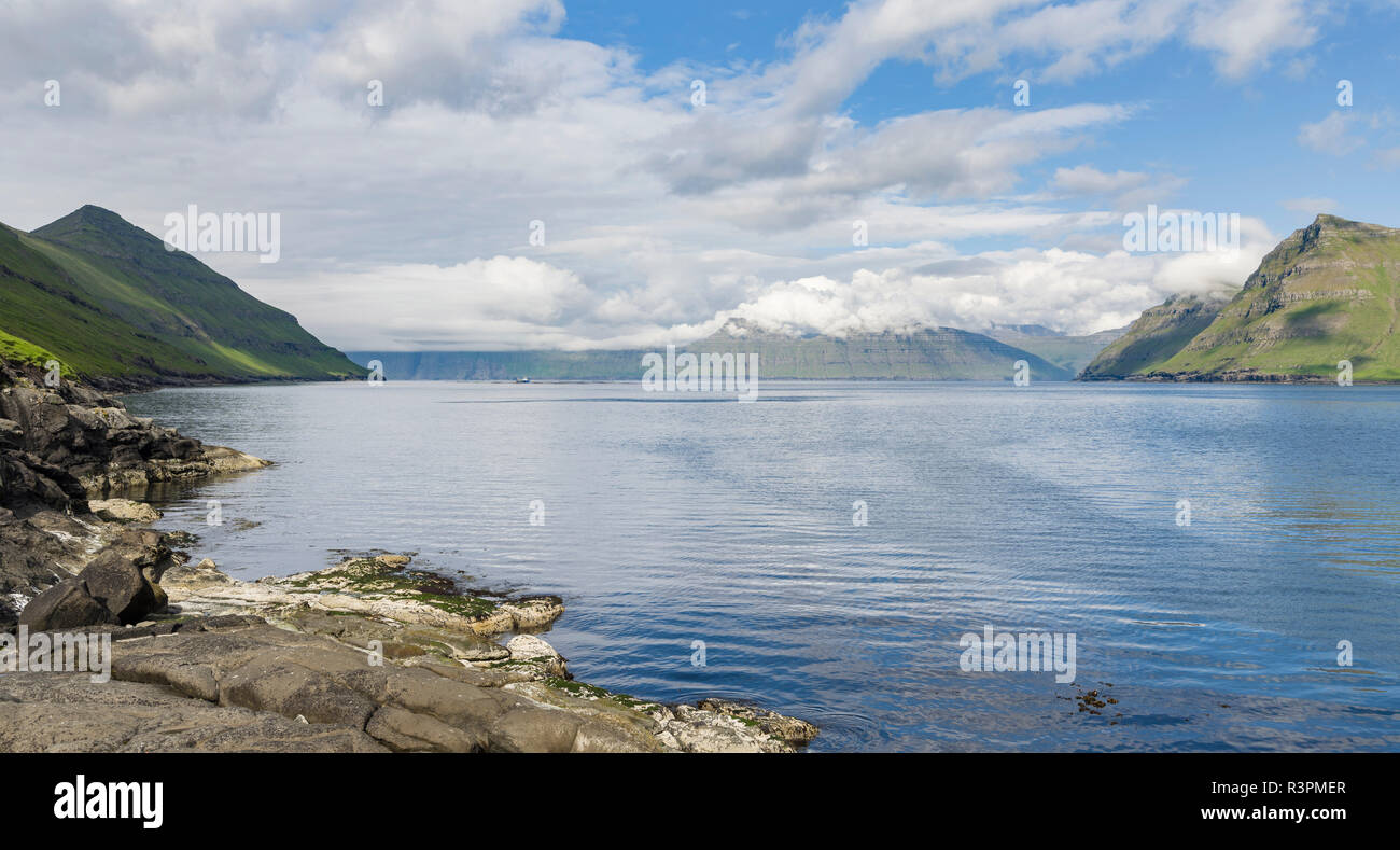 Leiriksfjordur Funningsfjordur, y la isla Kalsoy. El norte de Europa, Dinamarca Foto de stock